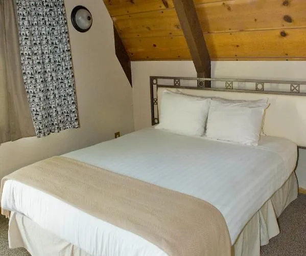 Cabins On Strawberry Hill Hotel