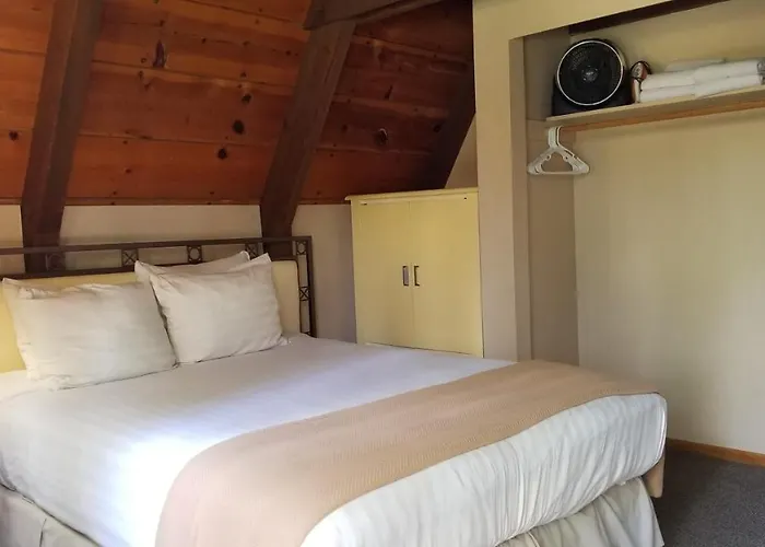Cabins On Strawberry Hill Hotel *